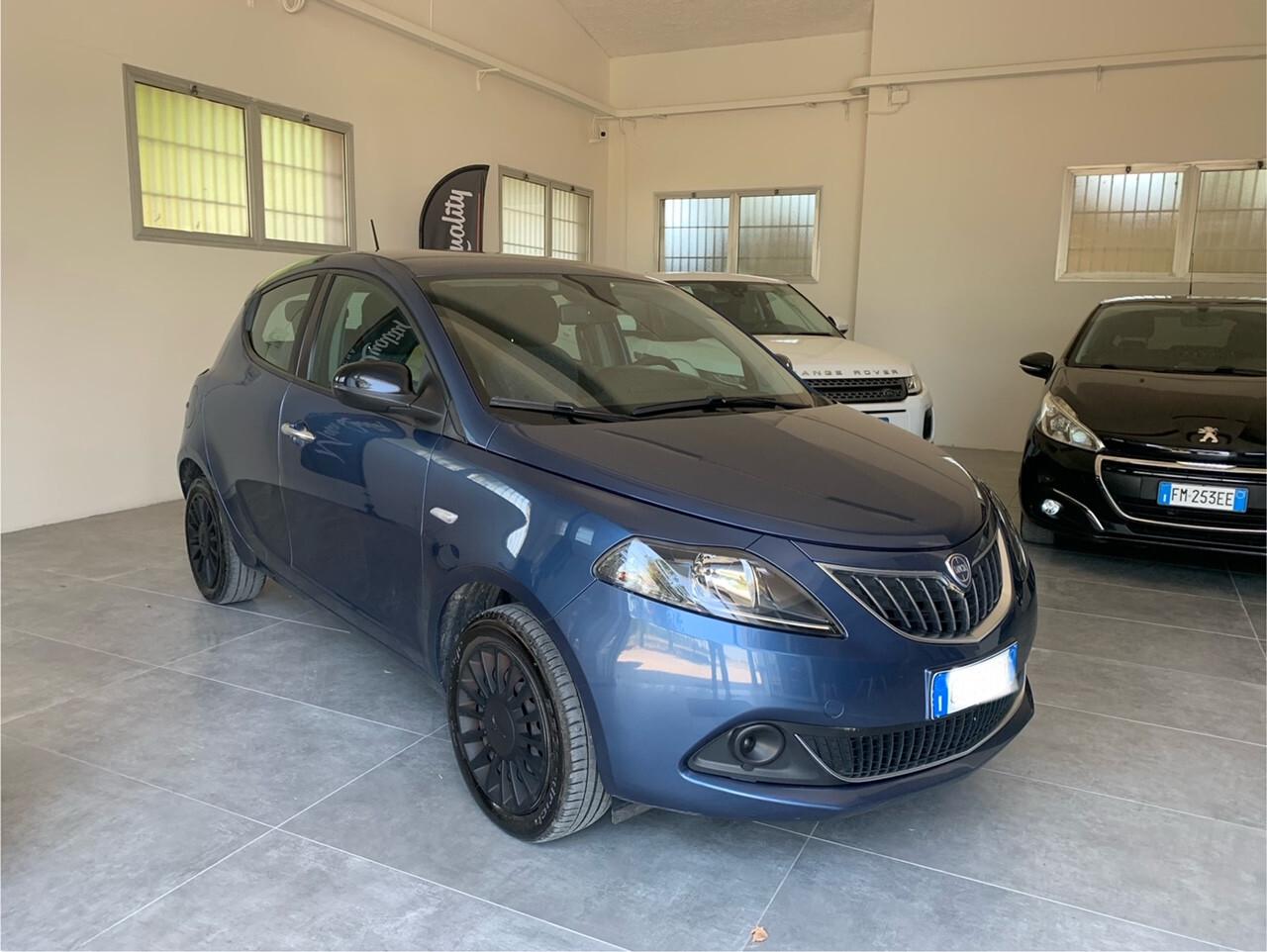 Lancia Ypsilon 1.0 FireFly 5 porte S&S Hybrid Silver