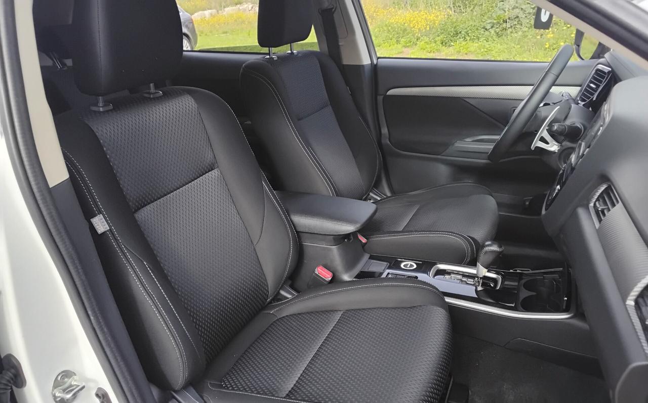 Mitsubishi Outlander 2.2 DI-D 4WD Instyle Plus SDA 7 posti