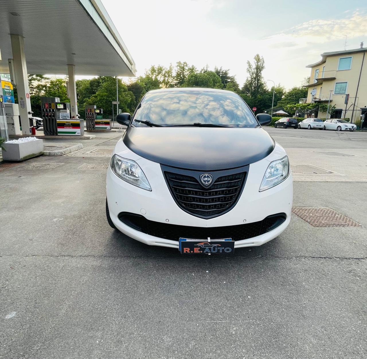 Lancia Ypsilon 1.2 69 CV 5 porte GPL S momo design