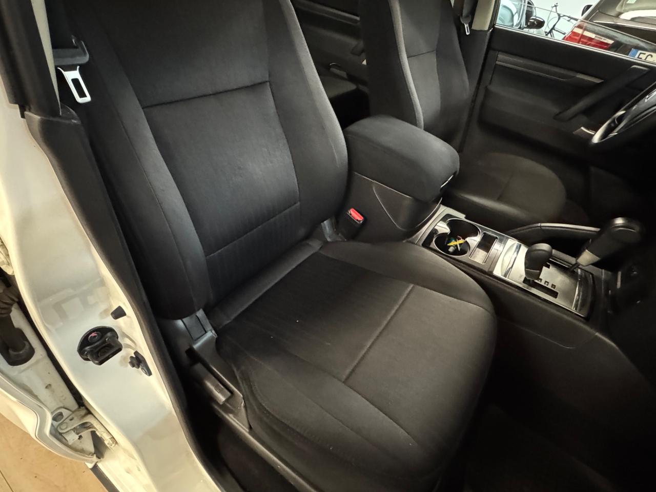 Mitsubishi Pajero 3.2 DI-D 16V aut. 5p. Instyle DPF 7Posti Gancio 4x4