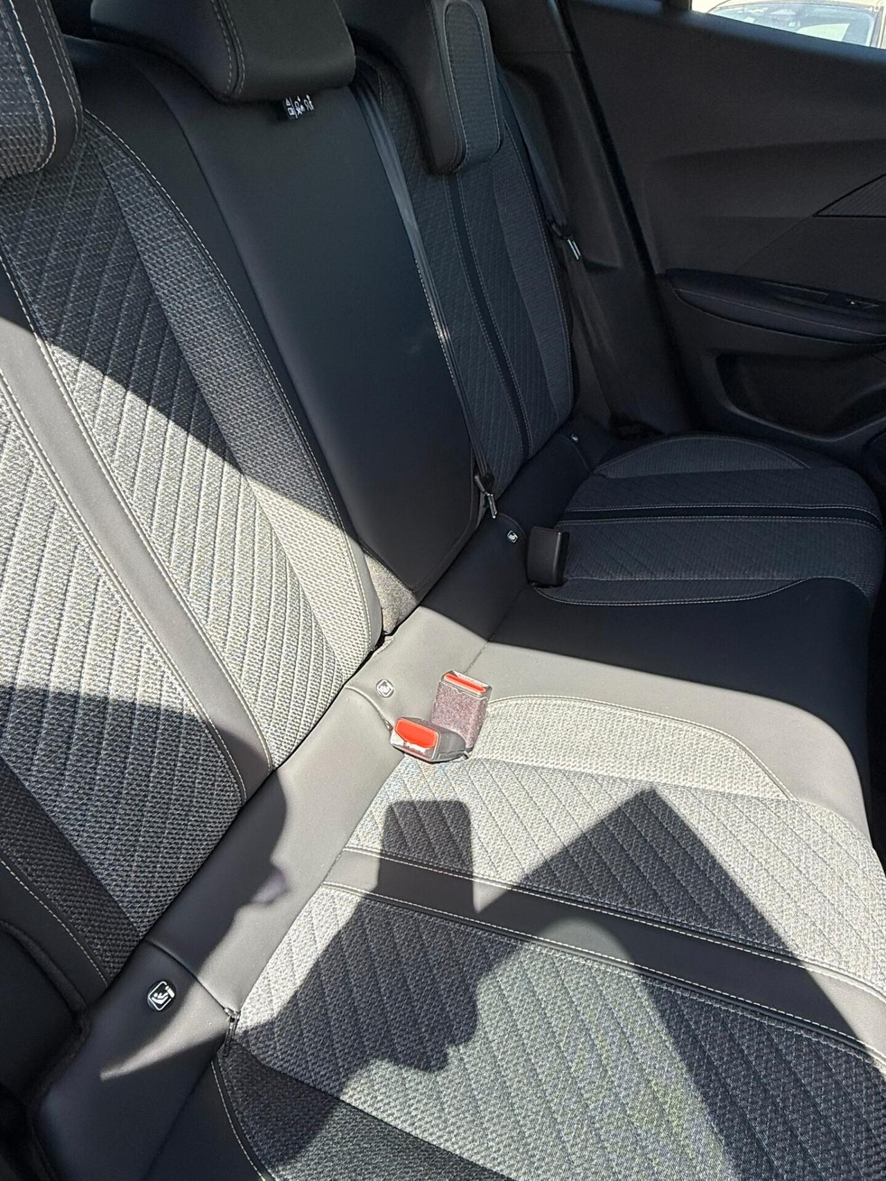 Peugeot 2008 Hybrid 145 e-DCS6 Allure 06/2025