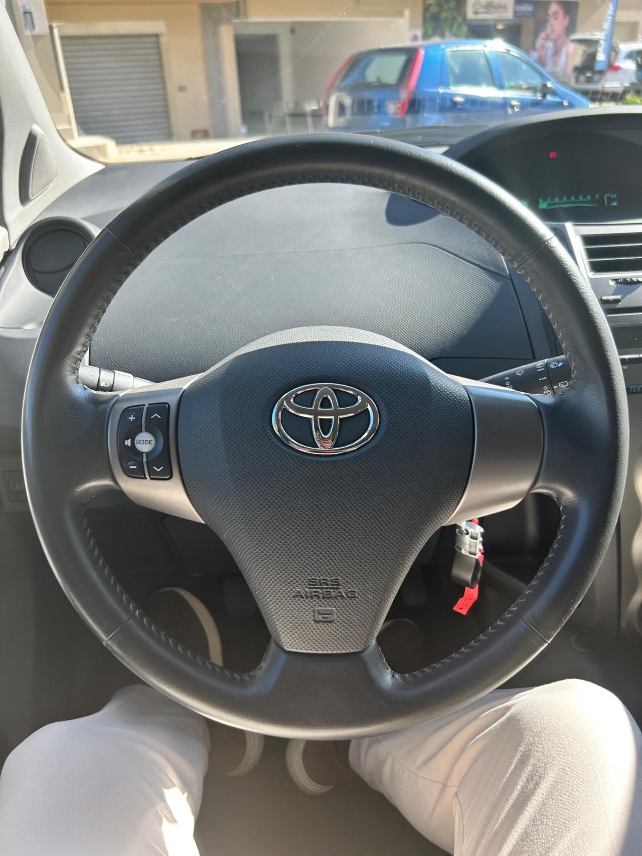 Toyota Yaris 1.0 3 porte Luxury pack