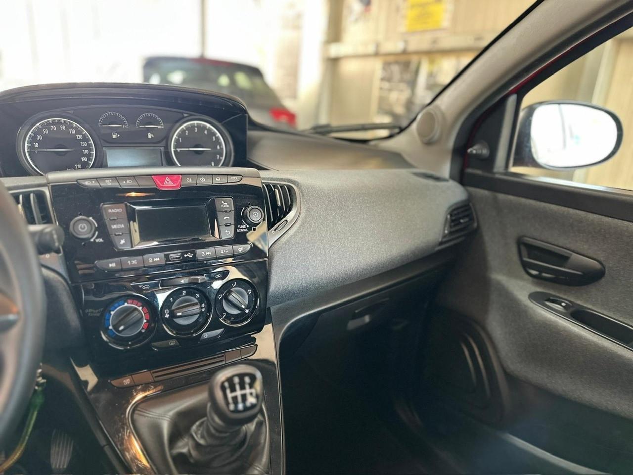 Lancia Ypsilon 1.0 FireFly 5 porte S&S Hybrid Ecochic Silver