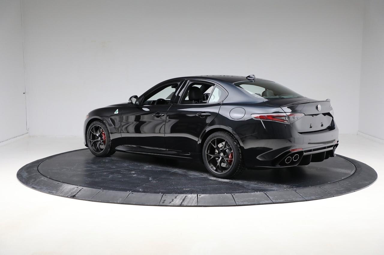 Alfa Romeo Giulia 2.9 V6 Bi-Turbo AT8 Quadrifoglio NOLEGGIO LUNGO TERMINE
