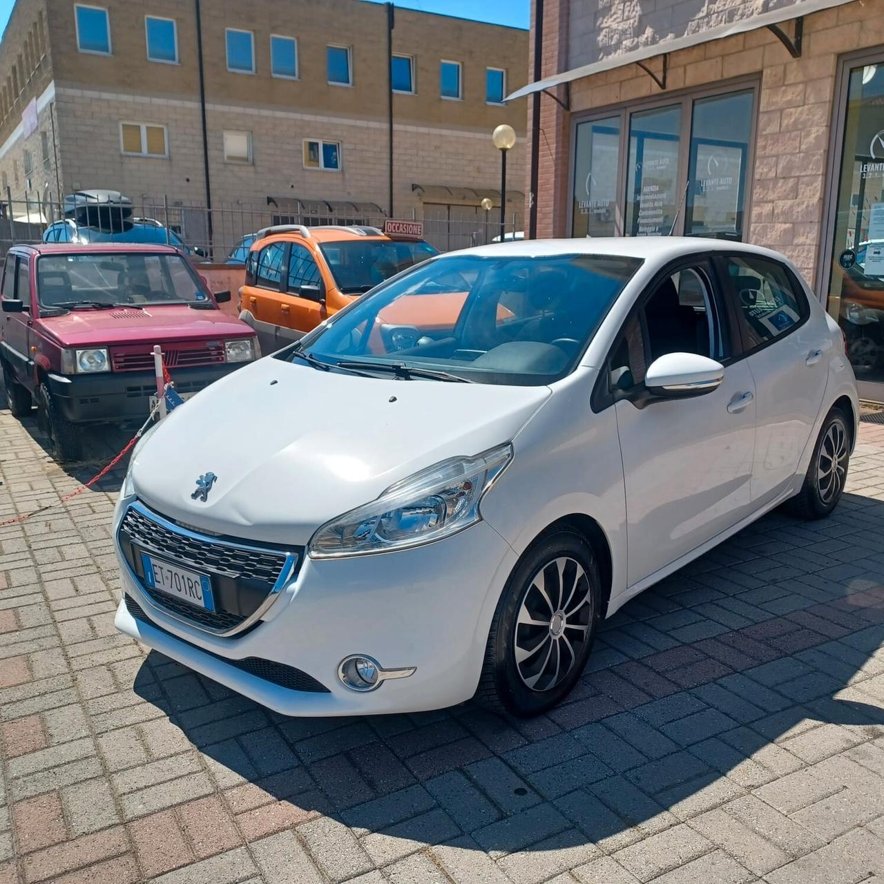 SEMBRA NUOVA PEUGEOT 208 1.4 GPL DI FABBRICA