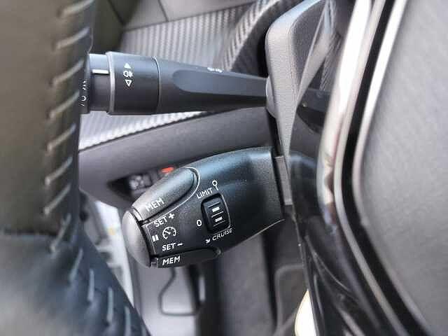 Peugeot 2008 motore elettrico 136 CV Allure