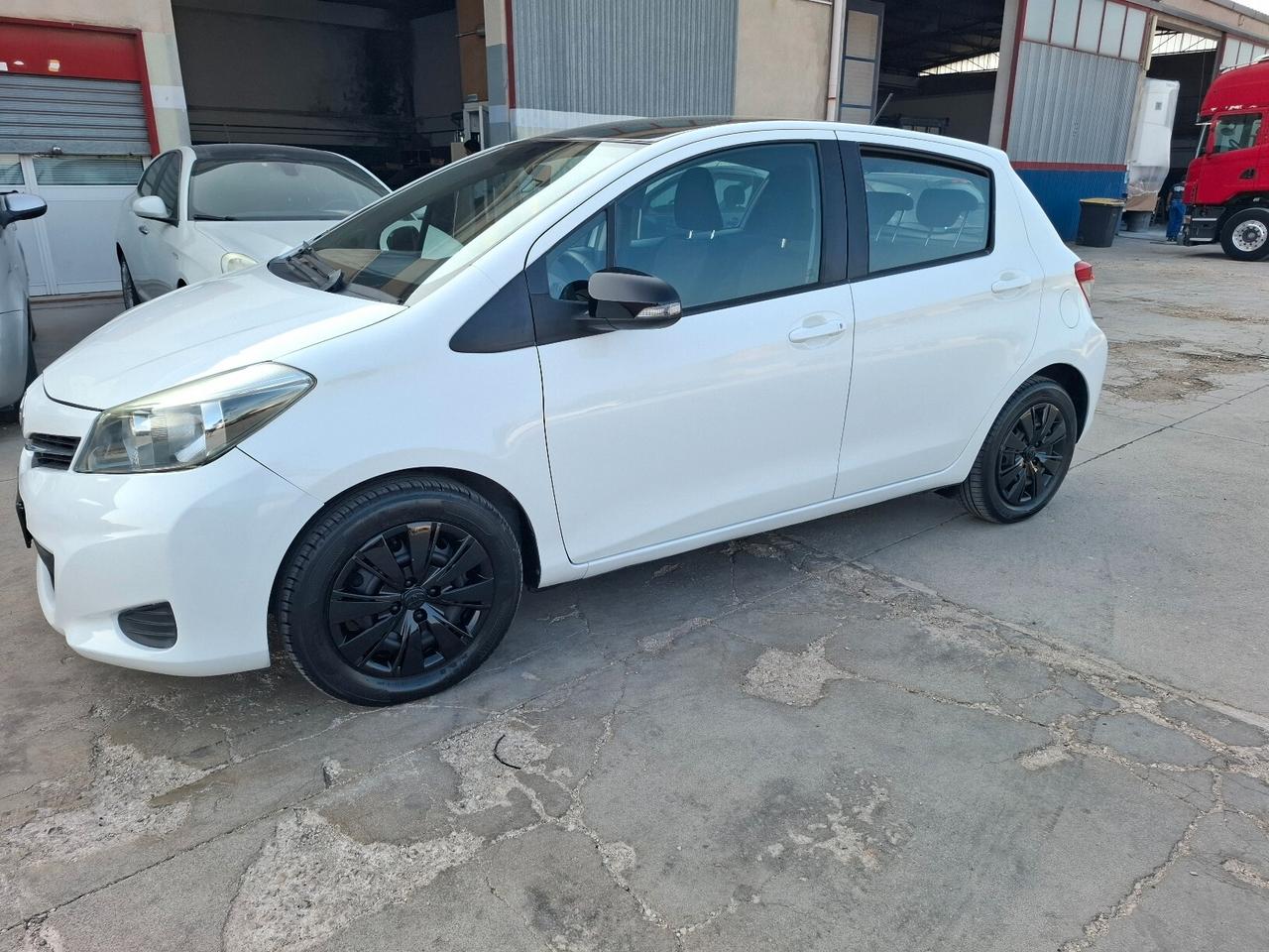 Toyota Yaris 1.0 BENZINA - 2013 BICOLORE