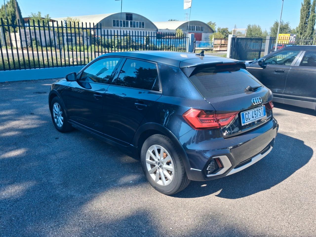 Audi A1 citycarver 30 TFSI Identity Contrast