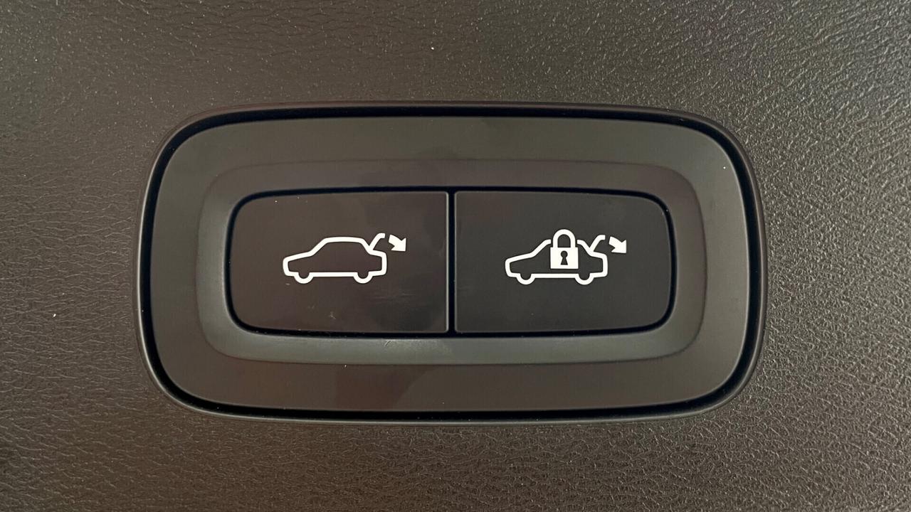 VOLVO V60 B4 2.0 GEARTRONIC MOMENTUM BUSINESS PRO 197CV - FULL LED, TETTO, SEDILI RISCALDABILI