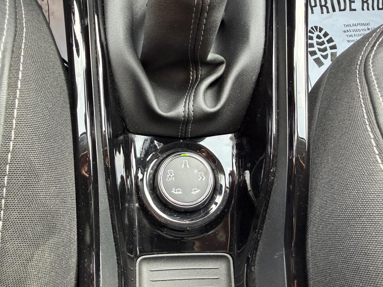 Peugeot 2008 1.2 Turbo Benzina Neopatentati