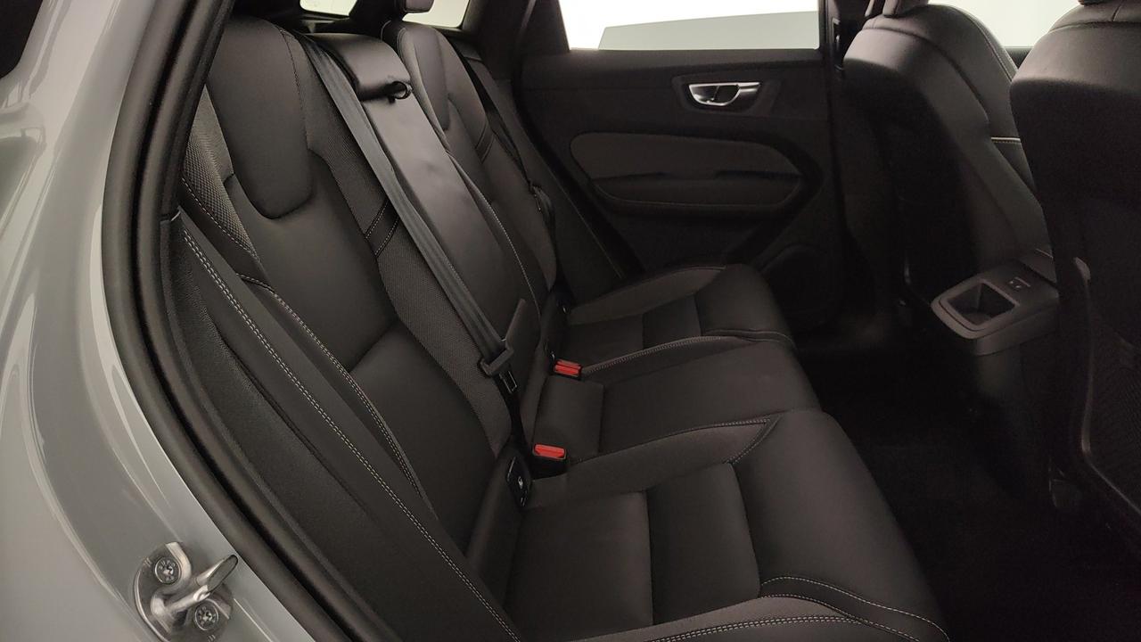 VOLVO XC60 2.0 b5 Plus Dark awd auto