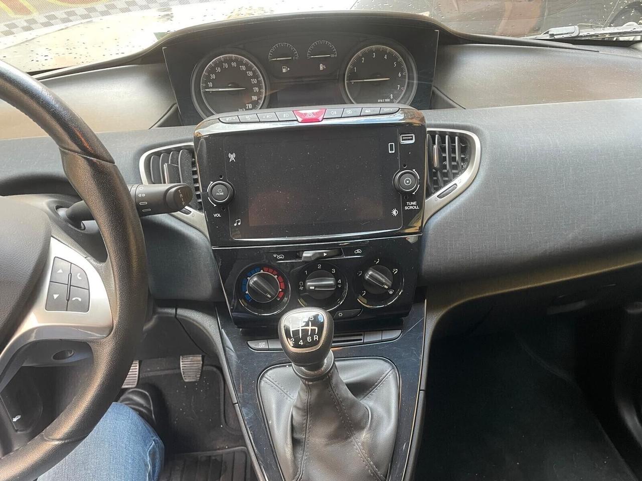 Lancia Ypsilon 1.0 FireFly 5 porte S&S Hybrid Ecochic Gold