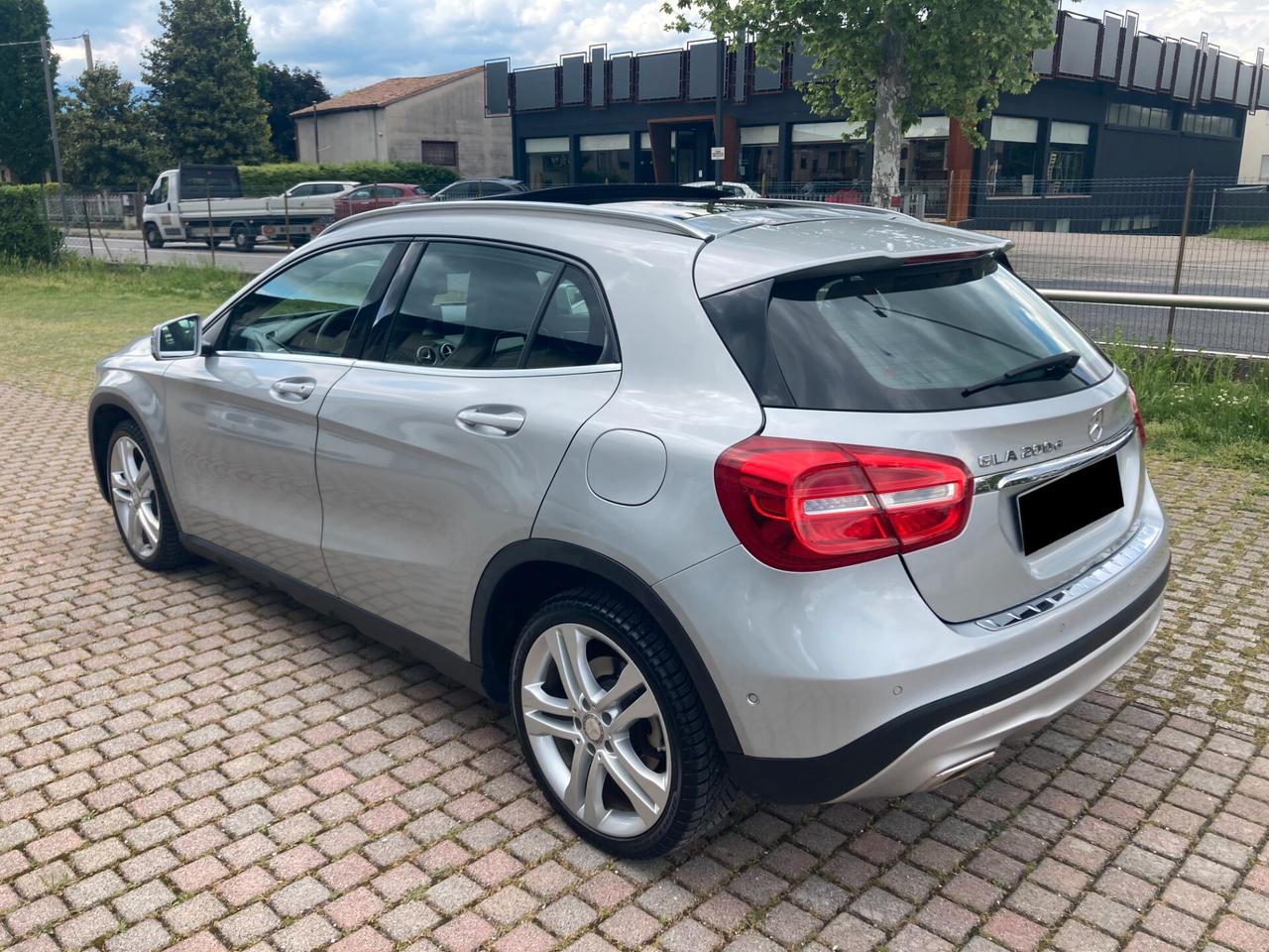 Mercedes-Benz GLA 200 Sport Automatica Panorama Cerchi X 18