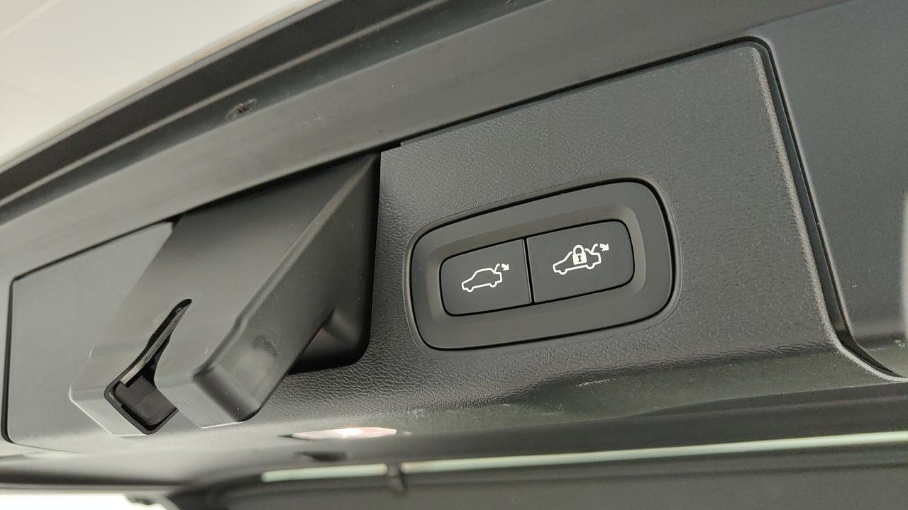 VOLVO XC60 2.0 b4 Plus Dark auto