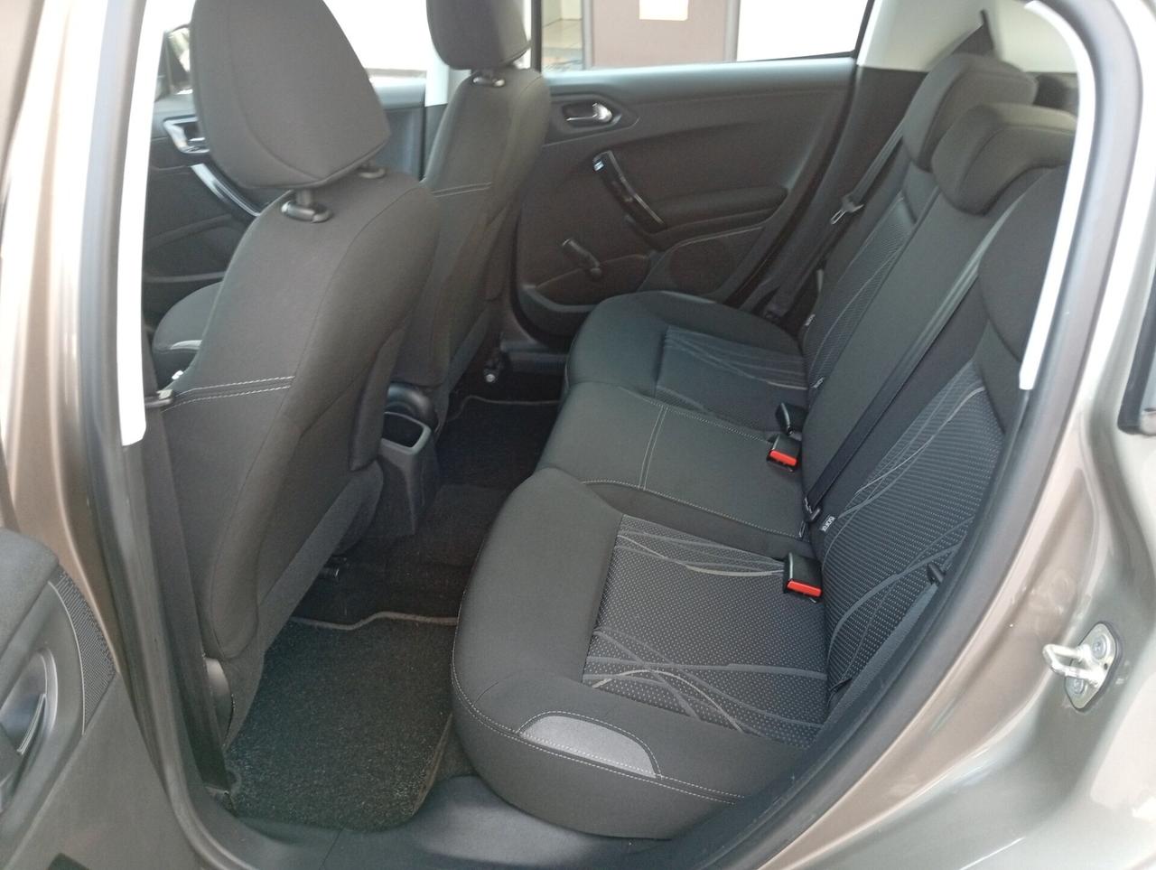 Peugeot 208 PureTech 82cv 5 porte Allure