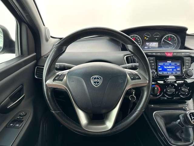 Lancia Ypsilon 1.2 69 CV 5 porte NEOPATENTATI