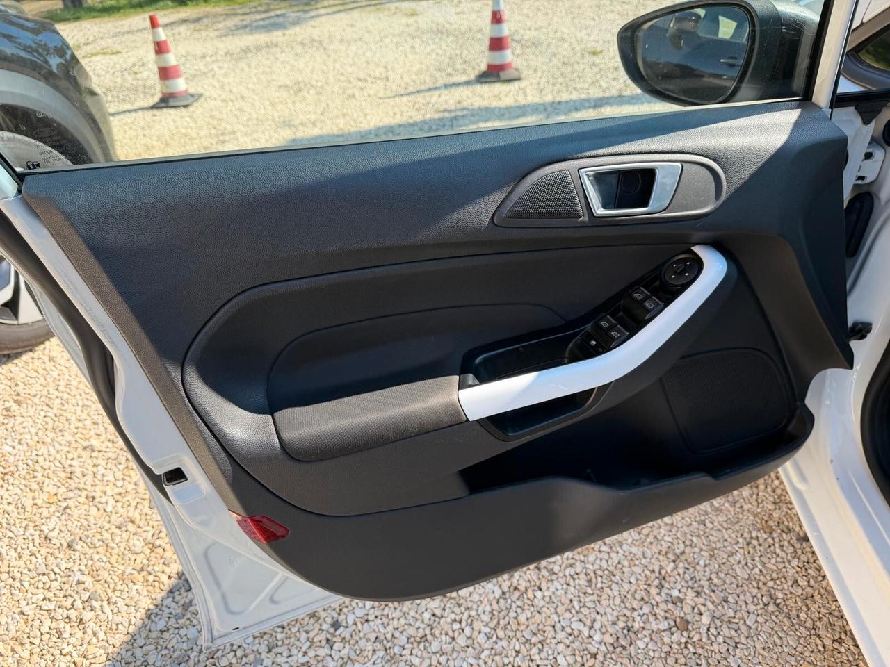 Ford Fiesta Cambio Automatico Black & White