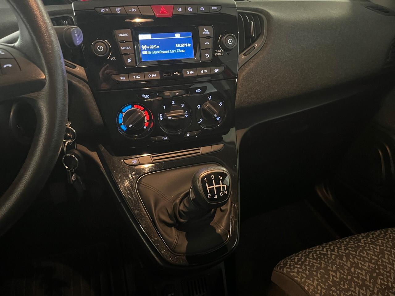 Lancia Ypsilon 1.0 FireFly 5 porte S&S Hybrid Ecochic Silver 70CV