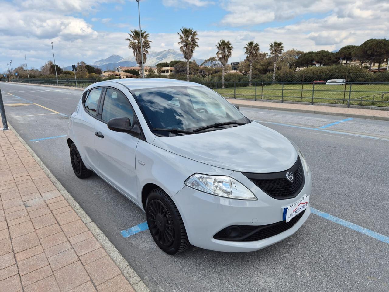 Lancia Ypsilon 1.0 FireFly 5 porte S&S Hybrid Ecochic Silver
