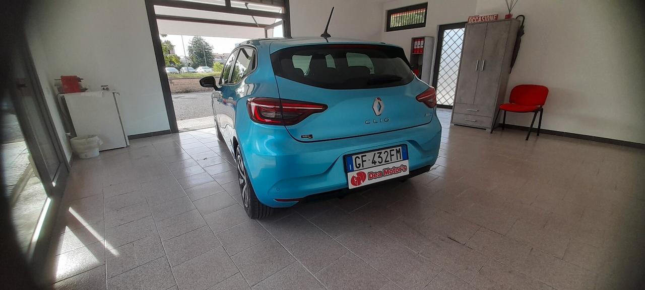 Clio full Hibrid automatico noleggio