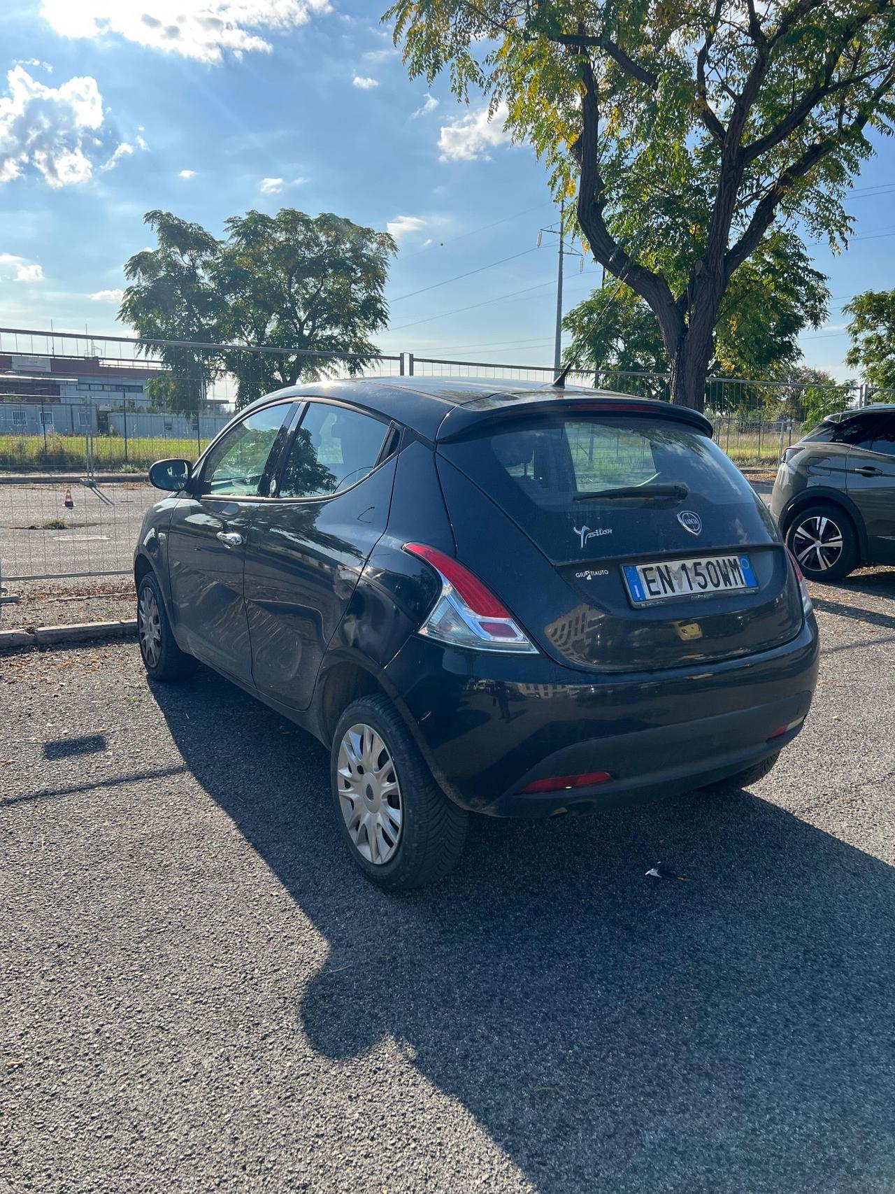 Lancia Ypsilon 0.9 TwinAir 85 CV 5 porte Metano Ecochic Silver