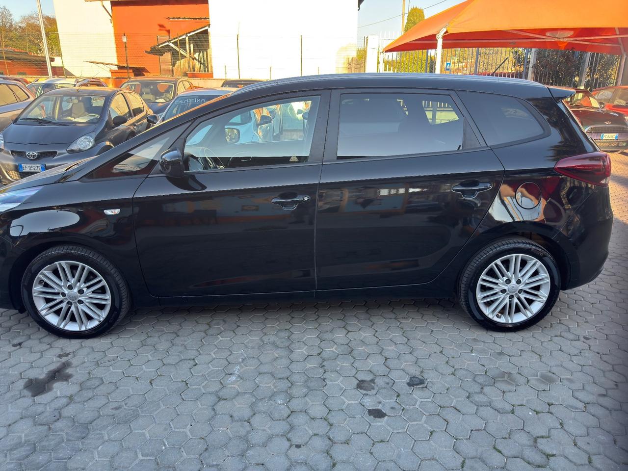 Kia Carens 1.7 CRDi 7 POSTI ADATTA A NEOPATENTATI 115 CV Class