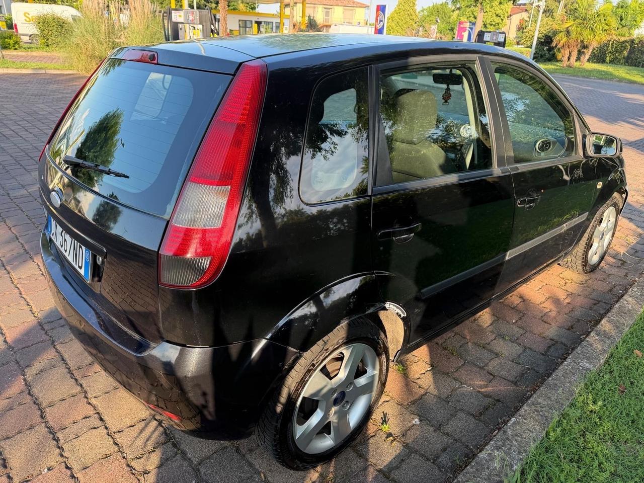 Ford Fiesta 1.4 16V 5p. Ghia