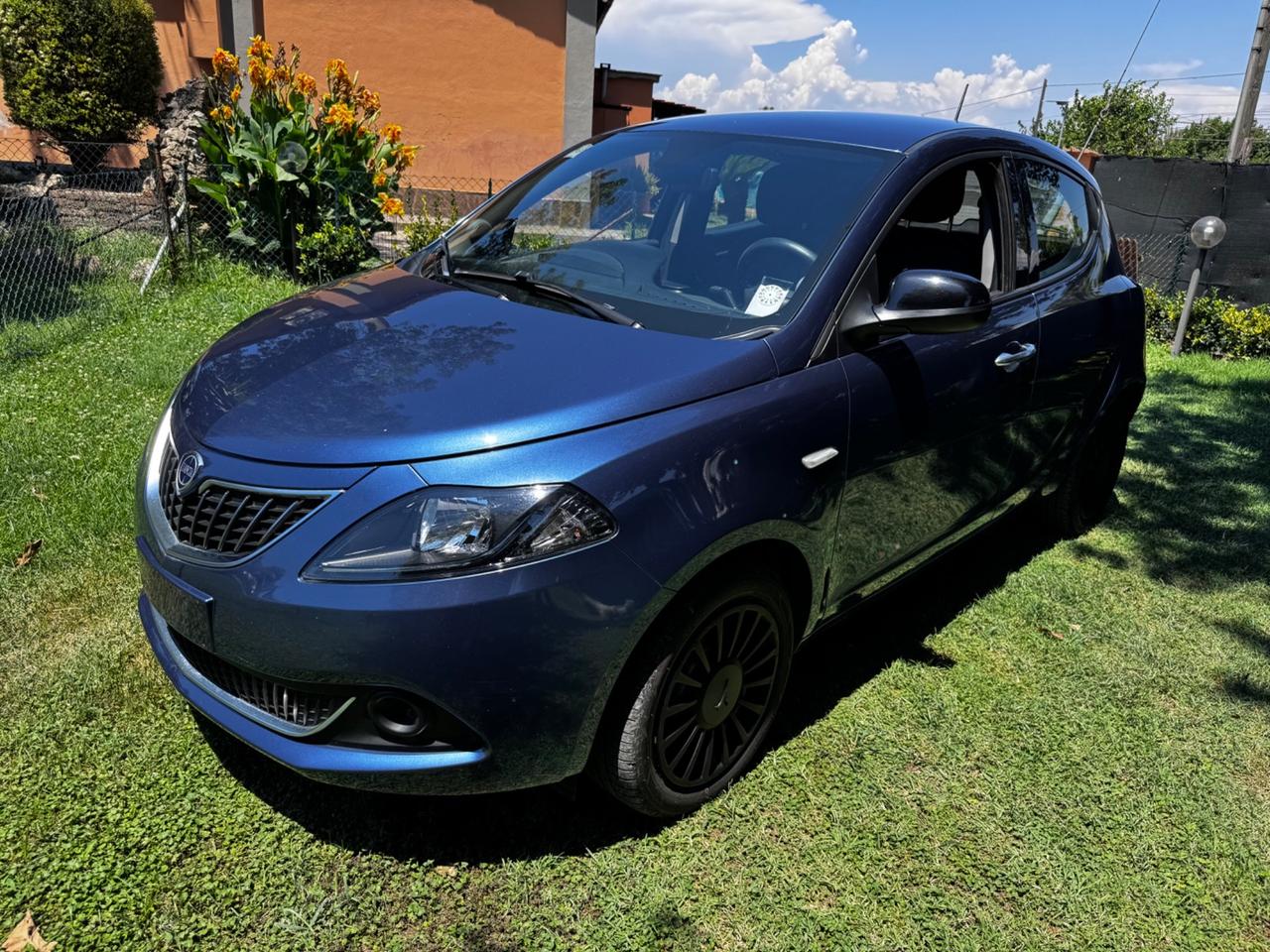 Lancia Ypsilon 1.0 FireFly 5 porte S&S Hybrid Ecochic Silver