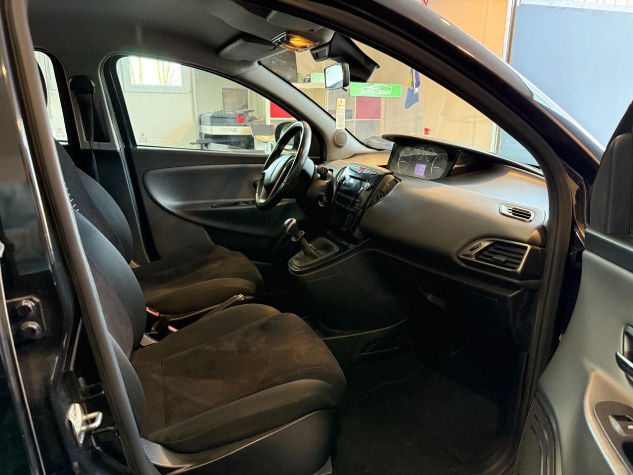 Lancia Ypsilon 0.9 GPL BENZINA ANNO 2011 neopatentati