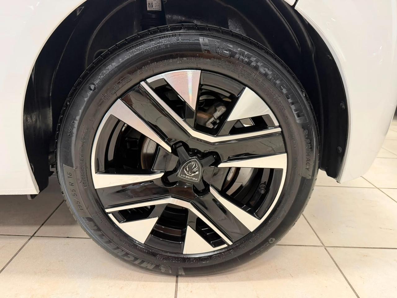 Peugeot 208 Hybrid 100 e-DCS6 Allure a rate da 185 €