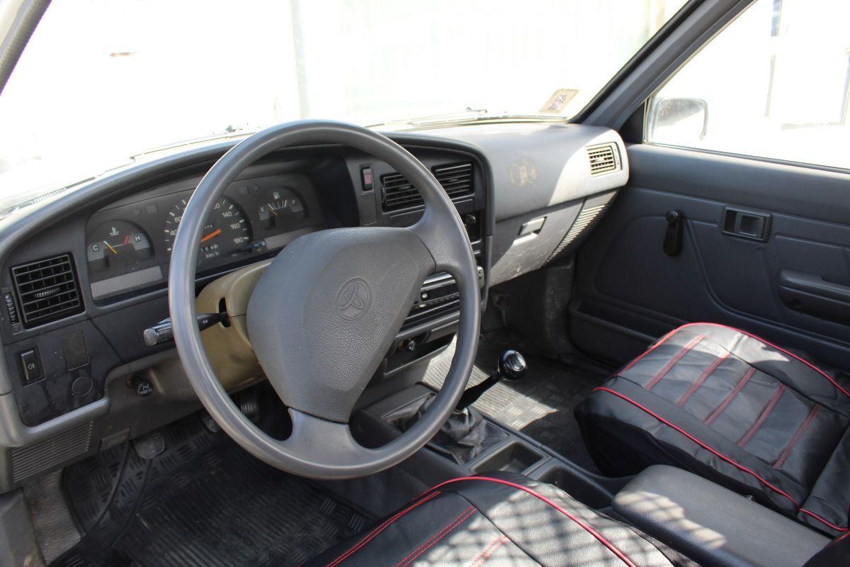 TOYOTA Hilux 2.5 extra cab