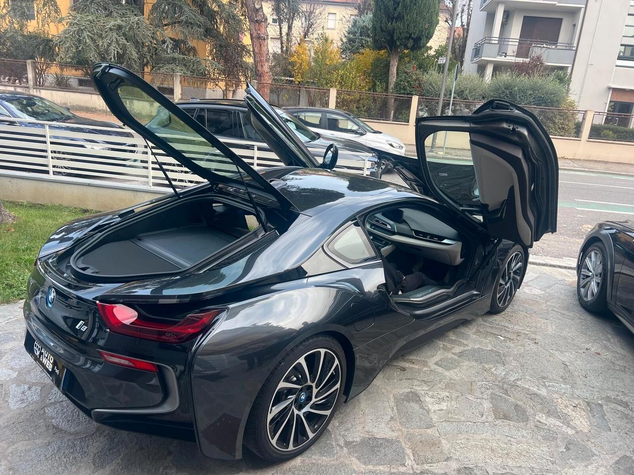 BMW i8 COUPE' TRE VOLUMI HYBRID 231cv