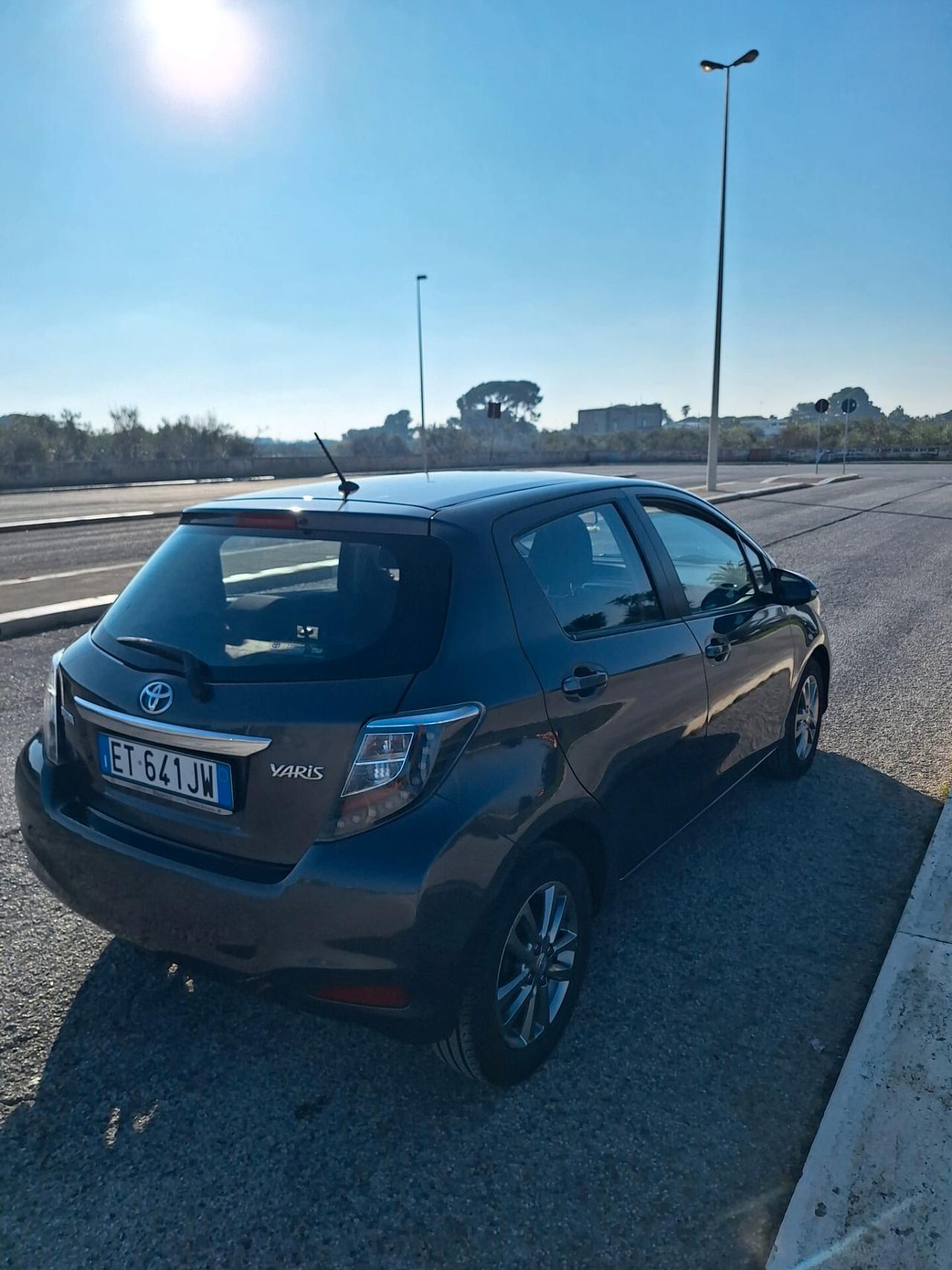 Toyota Yaris 1.3 5 porte Lounge - 12/2013