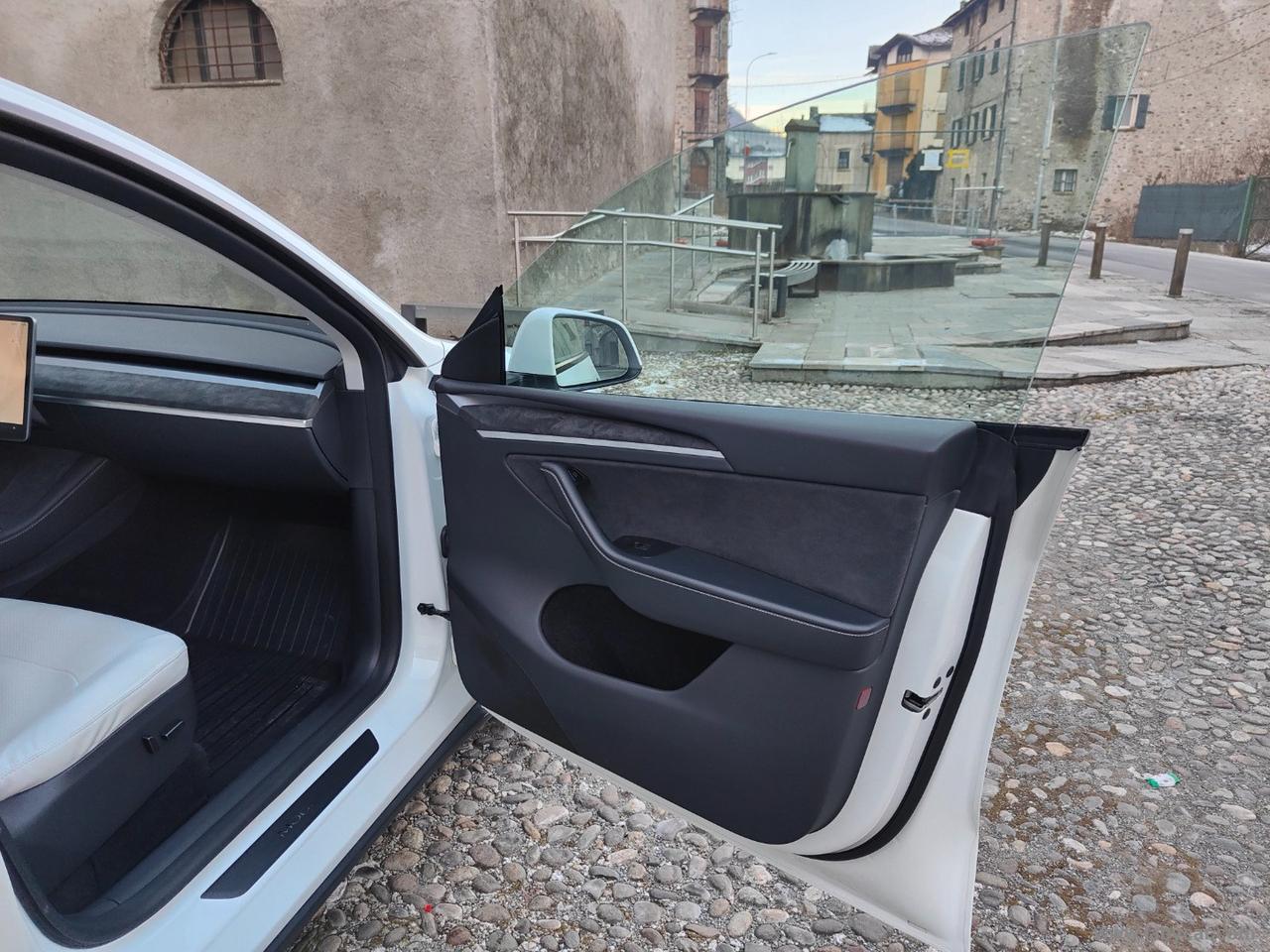 TESLA Model Y Performance AWD TETTO PELLE BIANCA