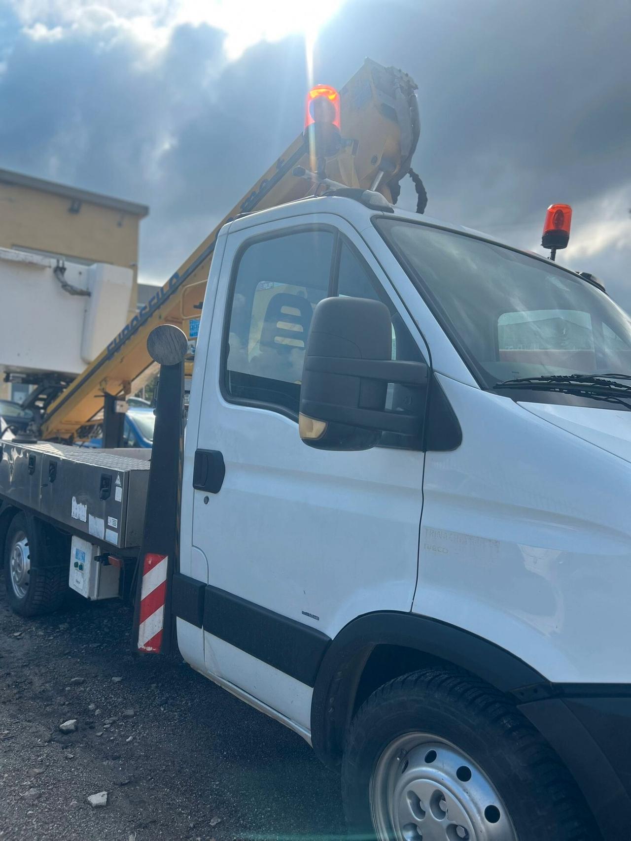 Iveco Daily piattaforma elevatrice
