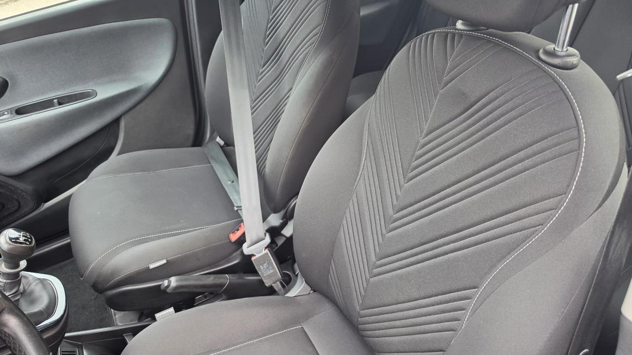 Lancia Ypsilon 1.0 FireFly 5 porte S&S Hybrid Ecochic Silver
