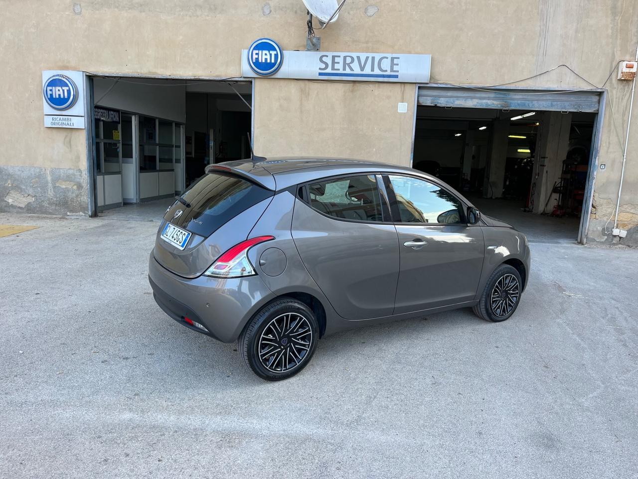 Lancia Ypsilon 1.0 S&S Hybryd Gold