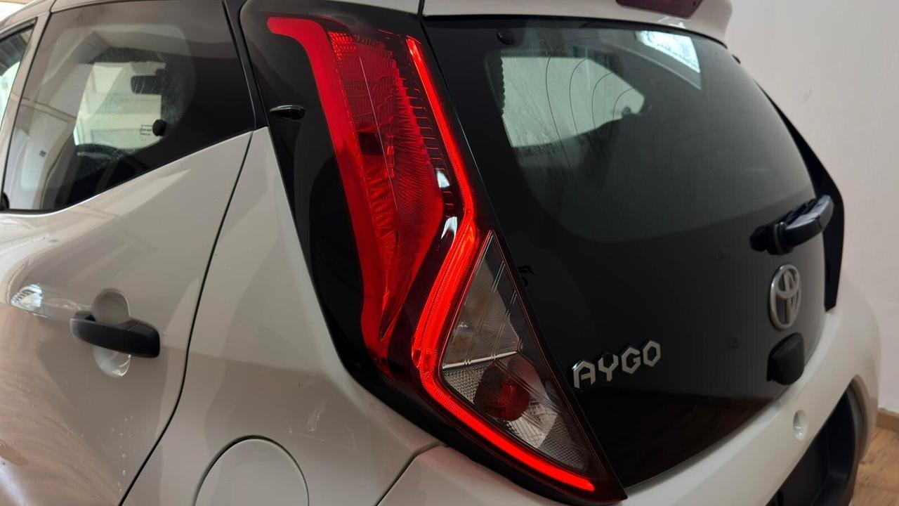 Toyota Aygo Connect 1.0 VVT-i 72 CV 5 porte x-fun