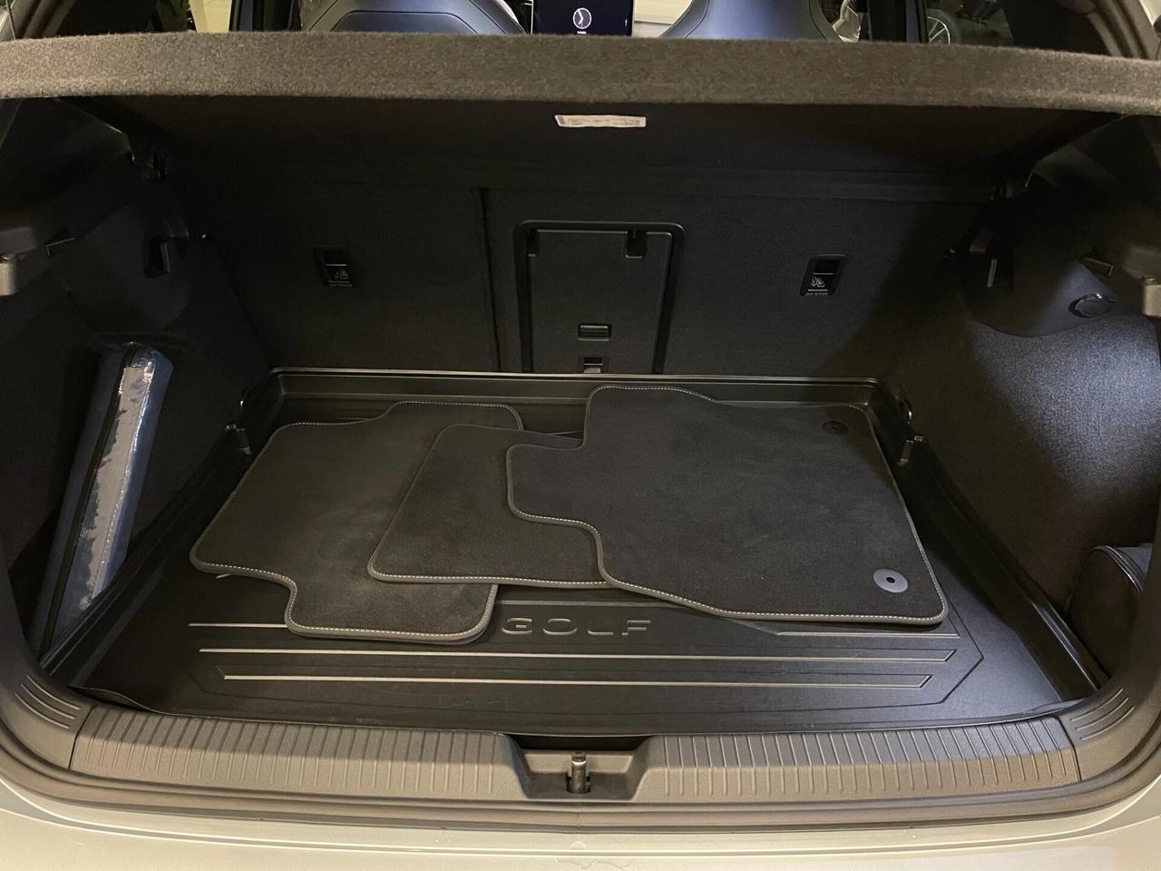 Nuova Volkswagen Golf 8.5 R-Line 2.0 TDI 150cv DSG