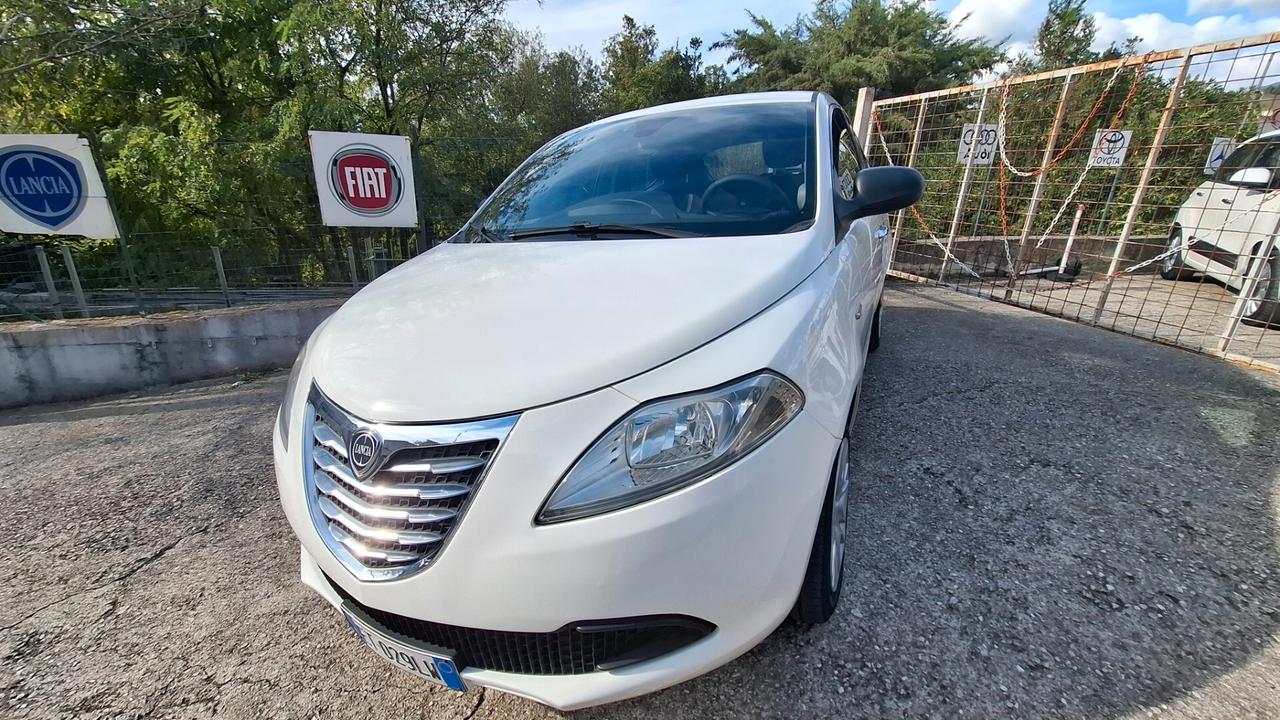 Lancia Ypsilon 0.9 TwinAir 85 CV 5 porte Metano Ecochic Silver