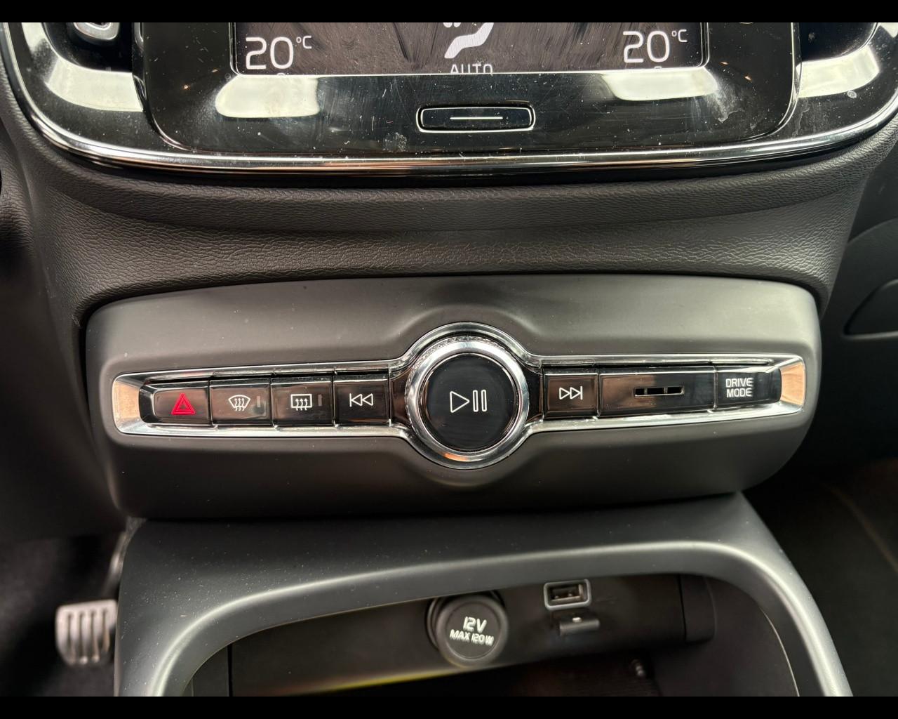 VOLVO XC40 (2017-->) - XC40 T2 Momentum Core