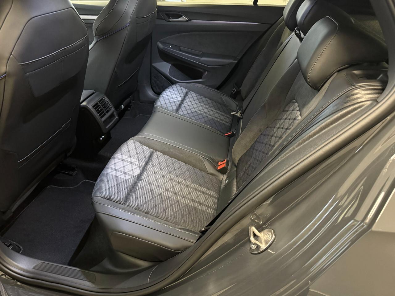 Volkswagen Golf 2.0TDi R-Line PLUS 150cv DSG / No Vincoli