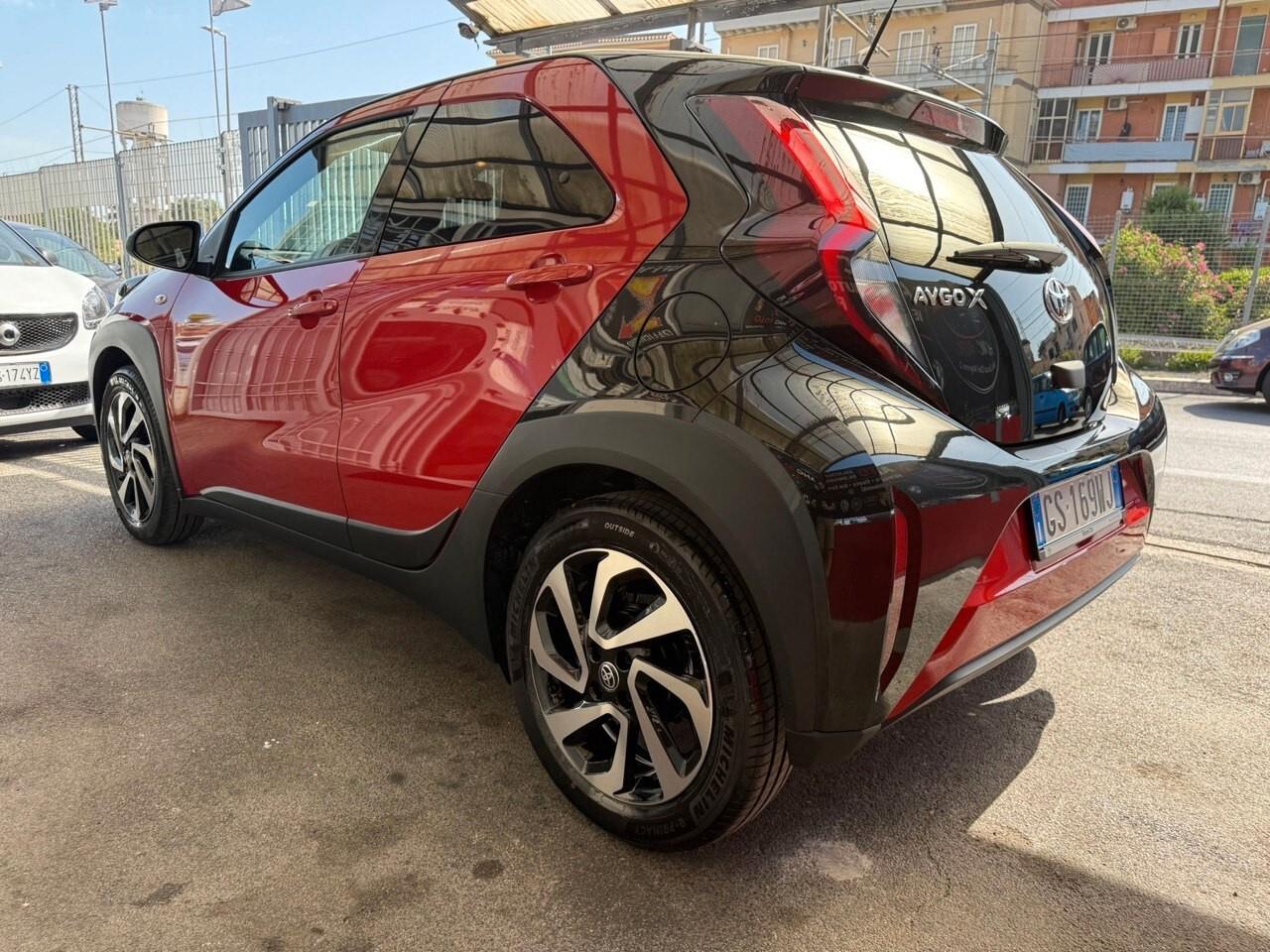Toyota Aygo X 1.0 VVT-i 72 CV 5 porte Lounge - AUTOMATICA . SOLO 800 KM