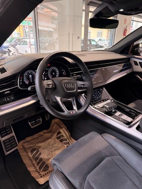 Audi Q8 BLACK LINE 50 TDI quattro 286cv
