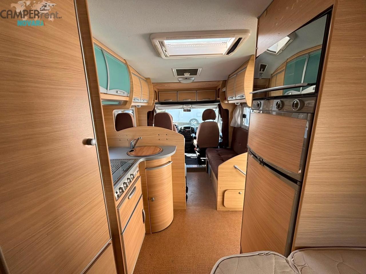 ROLLER TEAM GRANDUCA 255 P - SEMINTEGRALE CON LETTO ALLA FRANCESE ED AMPIO GARAGE (foro 92 x 61)