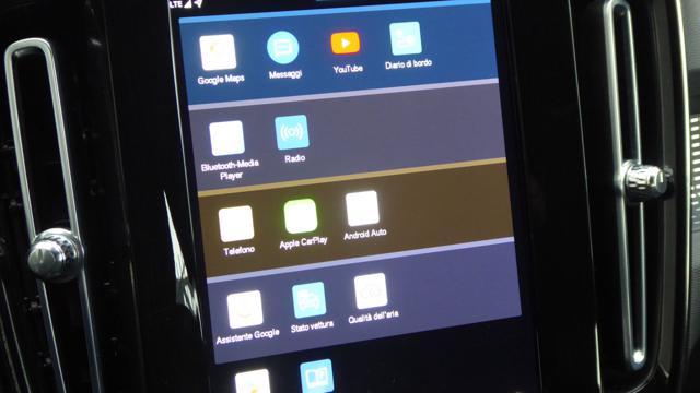 VOLVO XC40 B3 automatico Plus Dark