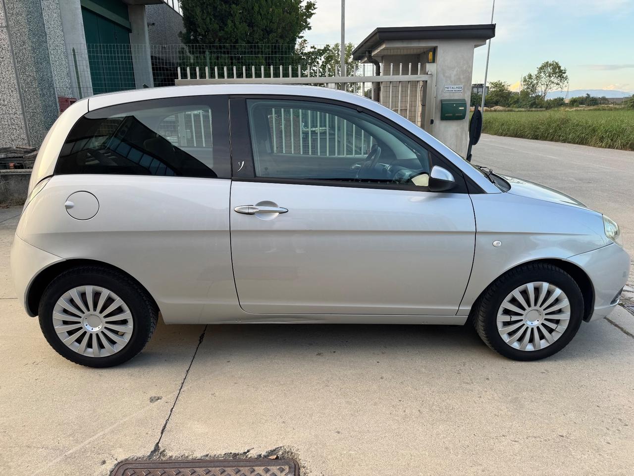 Lancia Ypsilon 1.4 16V Oro
