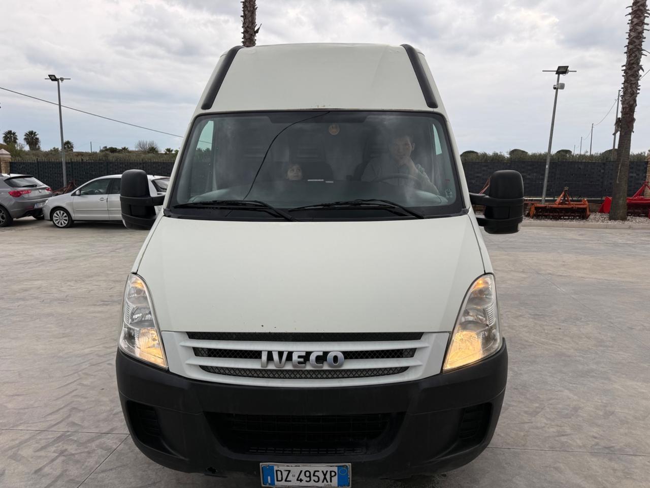 Trattore iveco Daily furgonato con sponda idraulica 10 quintali