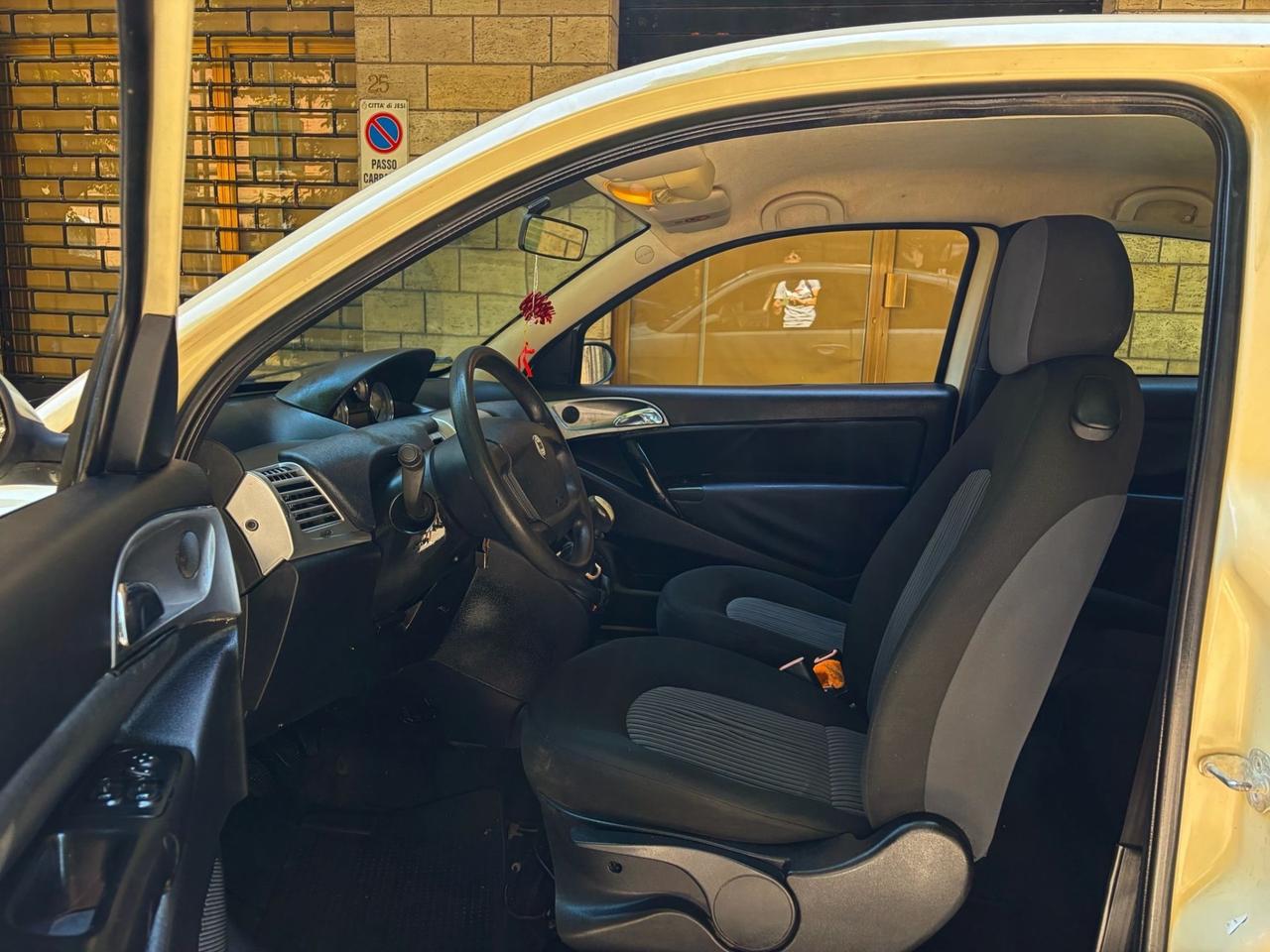 Lancia Ypsilon 1.2 restailng moda Milano