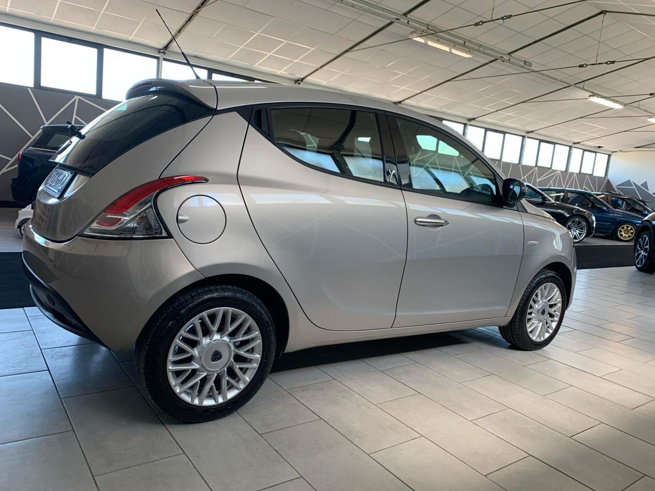 Lancia Ypsilon 1.2 69 CV 5 porte S&S Gold Neopatentati